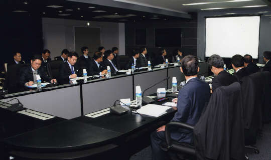 8일 국가정보원은 최종일 3차장 주관으로 정부 주요 인사 수십명의 스마트폰이 북한에 해킹된 것과 관련한 긴급 국가사이버안전 대책회의를 진행했다. 국정원은 이날 정부 외교·안보라인 주요 인사 수십명의 스마트폰이 북한에 해킹돼 음성통화 내용과 문자메시지 등이 탈취당한 것으로 나타났다고 밝혔다. 사진은 국무조정실, 미래창조과학부, 금융위원회, 국방부 등 14개 부처 국장급이 회의를 하는 모습.       국가정보원 제공